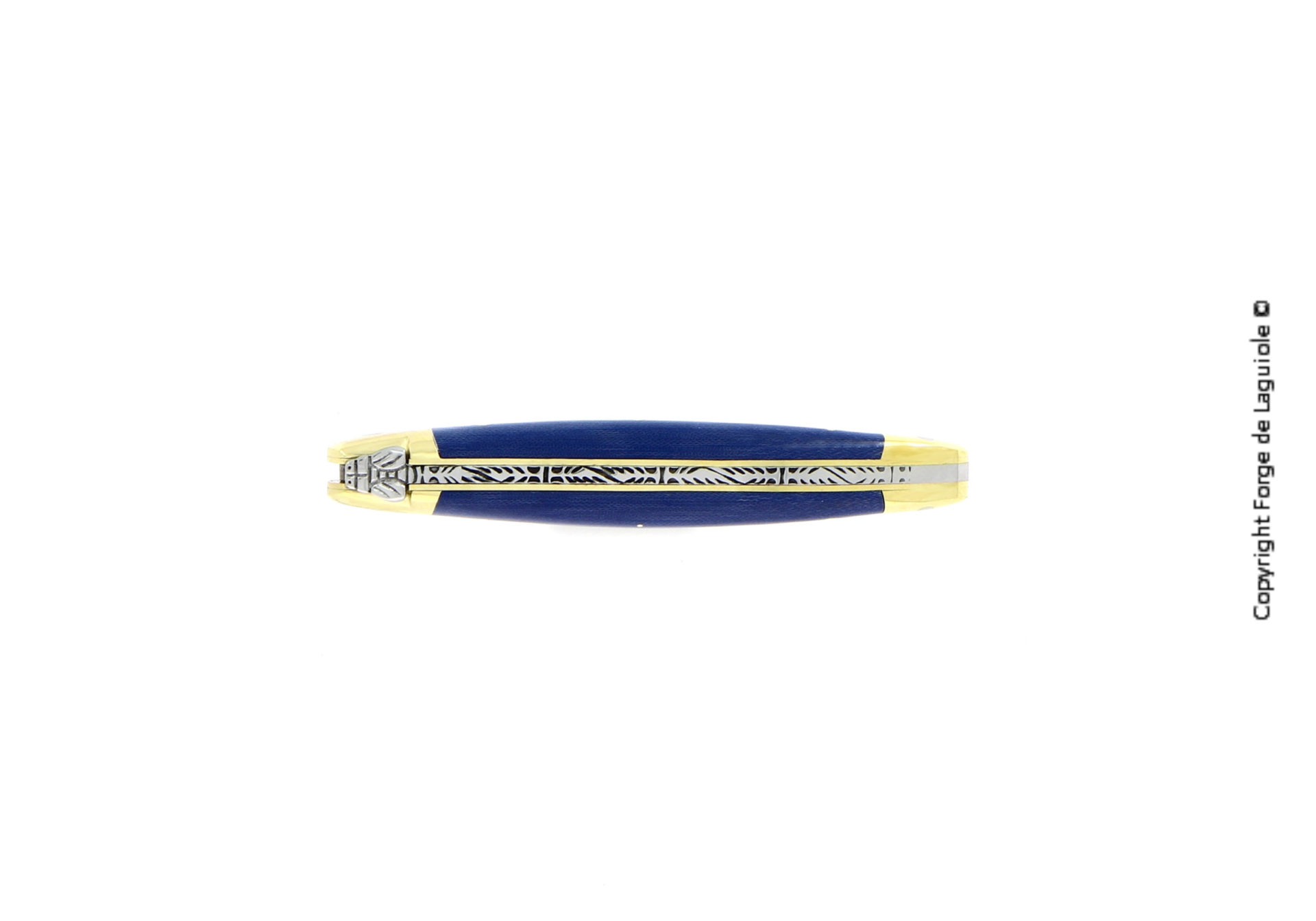 Laguiole Messer aus der Seitenansicht mit blauem Griff und goldfarbenen Beschlägen, kunstvoll gravierter Rücken