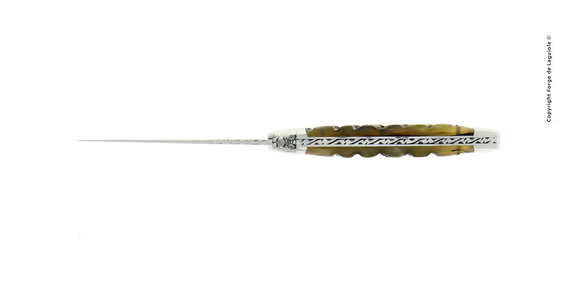 Draufsicht eines hochwertigen Laguiole Taschenmessers mit verziertem Rücken und elegantem Horngriff auf weißem Hintergrund