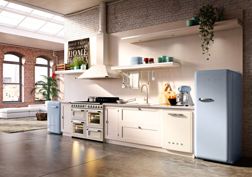 Stilvolle offene Küche im Loft-Stil mit Kühlschrank, Gefrierschrank und Küchengeräten von Smeg in Pastellblau und Creme, sowie Backofen, Pflanzen und Beleuchtung