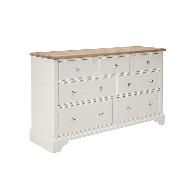 Kommode in Weiß mit sieben Schubladen und einer oberen Ablagefläche aus Holz, modernes Landhausdesign