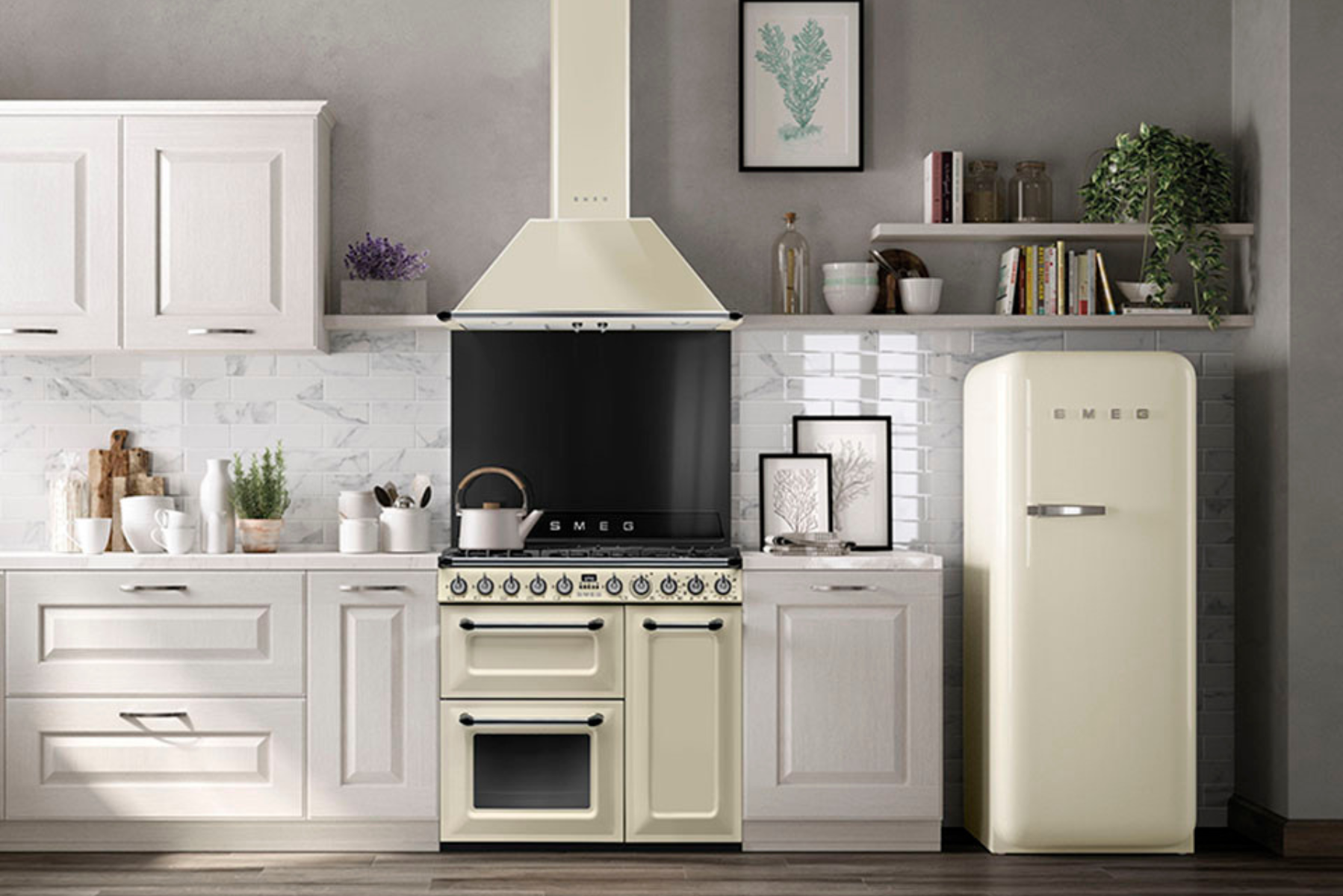 Helle Küche mit cremefarbenem SMEG Kühlschrank, passendem Herd, Dunstabzugshaube und weißen Schränken im modernen Landhausstil