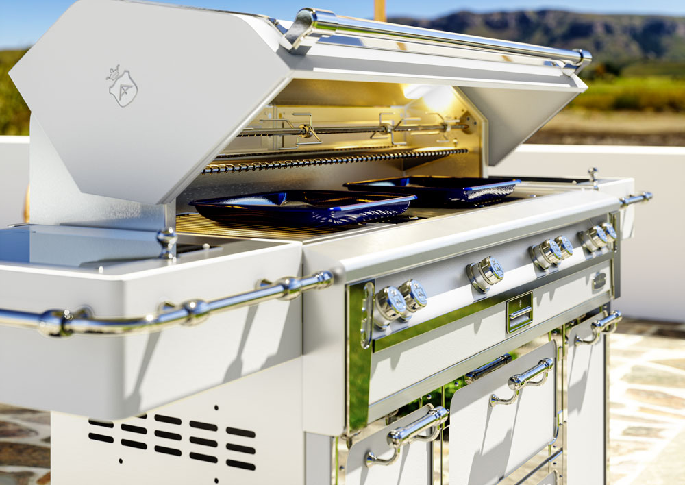 Moderner Edelstahl-Gasgrill mit mehreren Bedienelementen und offenem Deckel in einer sonnigen Outdoor-Umgebung