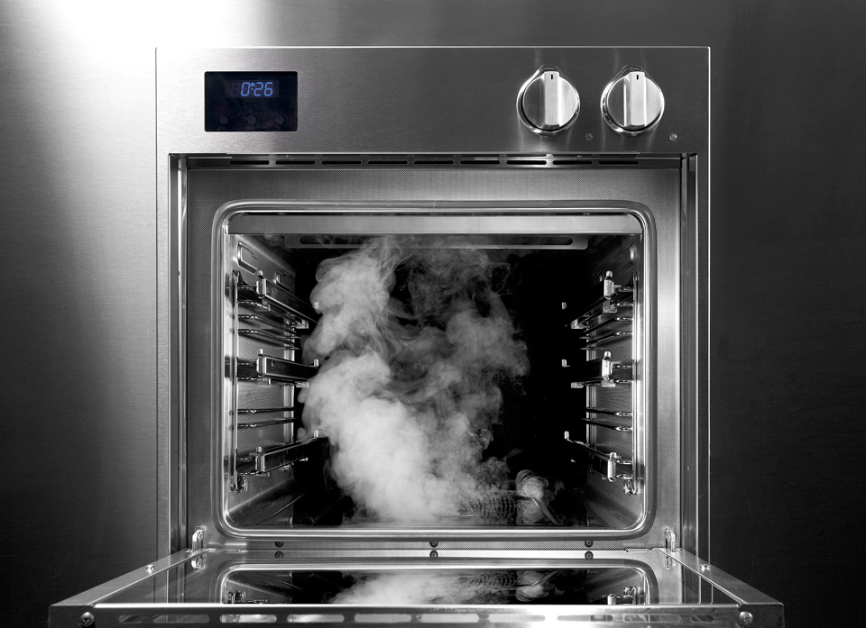 Moderner Edelstahl-Dampfbackofen mit geöffneter Tür, aus dem Dampf austritt, Ansicht von vorne