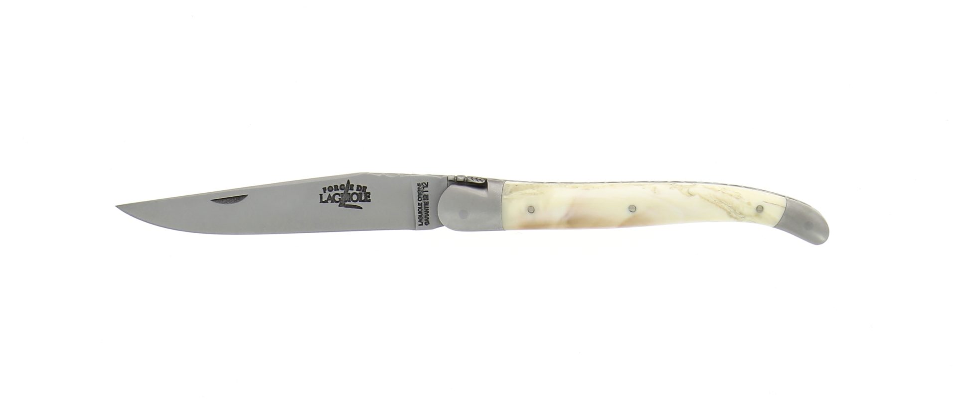 Elegantes Laguiole Taschenmesser mit Edelstahlklinge und hellem Horngriff, seitliche Ansicht