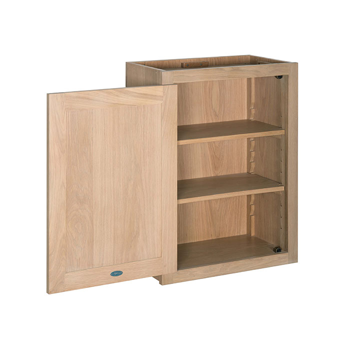 Naturfarbener Holzschrank mit einer geöffneten Tür und drei verstellbaren Einlegeböden