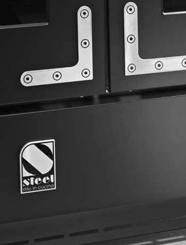 Schwarzes Küchengerät mit sichtbarem Steel Logo und auffälligen Edelstahlbeschlägen an der Tür.
