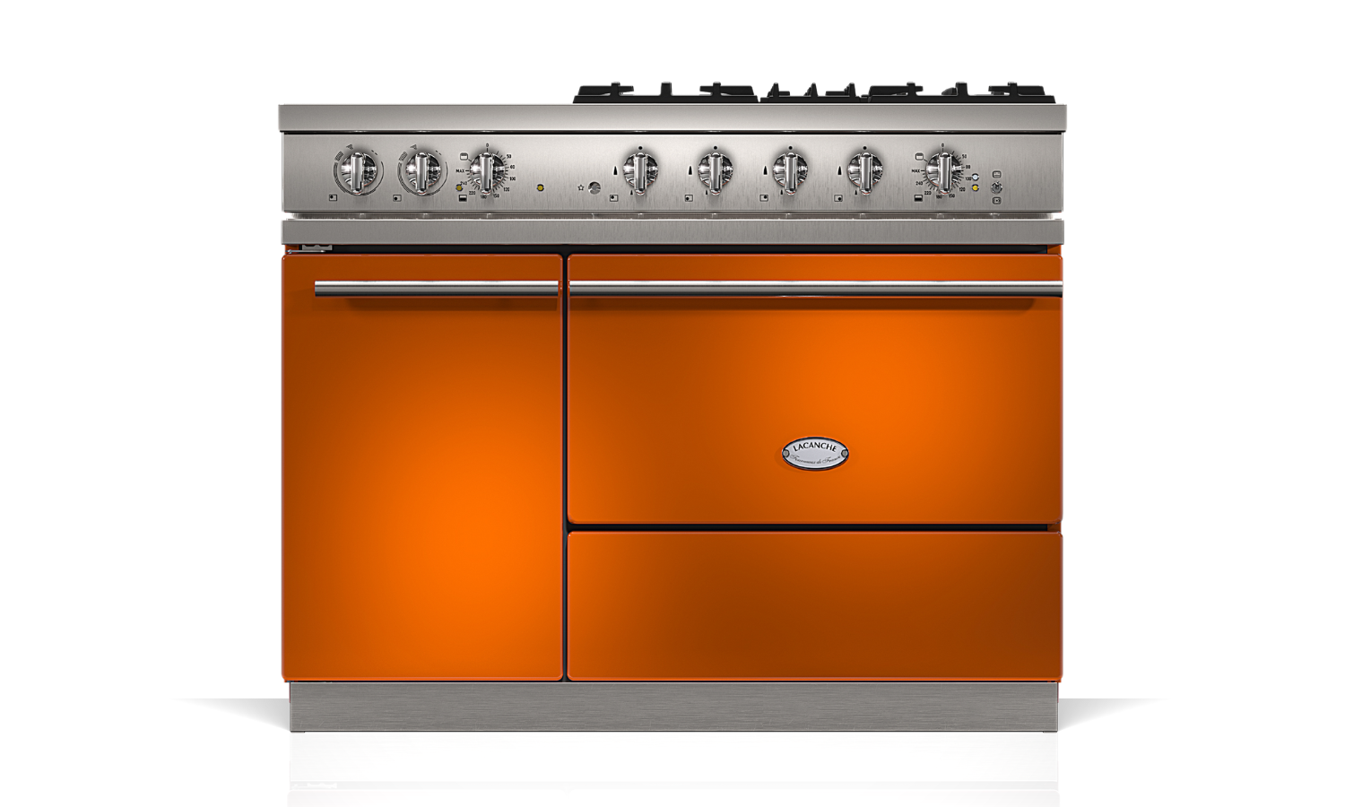 Oranger Standherd von Lacanche mit mehreren Backöfen und Gas-Kochfeld, Edelstahl-Bedienelemente, ideal für moderne Küchen