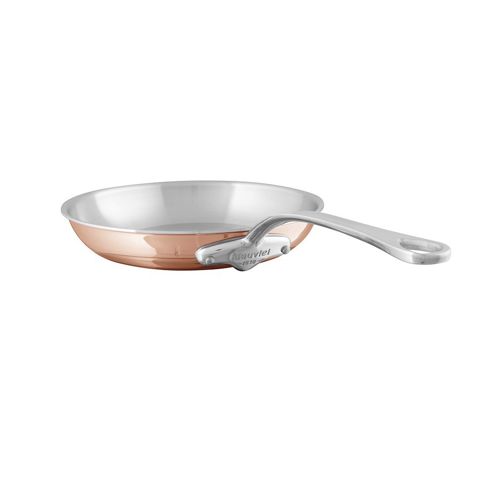 Kupferpfanne von Mauviel mit Edelstahlgriff, ideal zum Braten und Kochen, auf weißem Hintergrund
