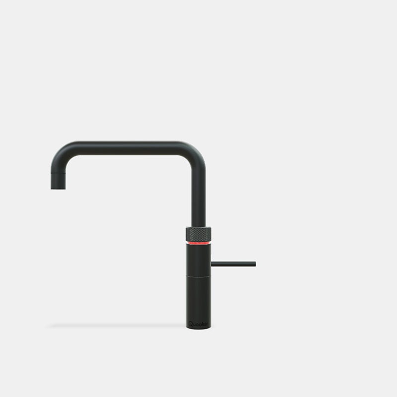 Moderne schwarze Küchenarmatur mit eckigem Auslauf und Bedienhebel, minimalistisch gestaltet