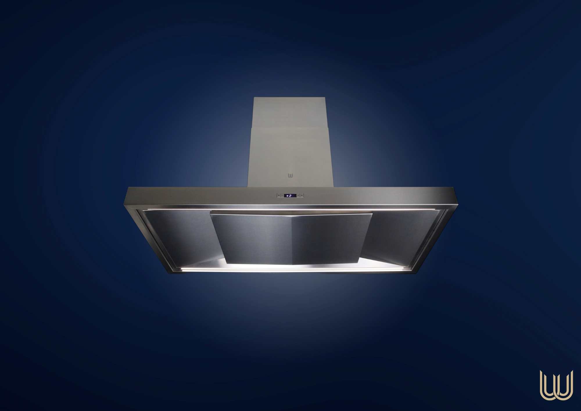 Dunstabzugshaube aus Edelstahl mit integriertem Licht, vor blauem Hintergrund, Vorderansicht