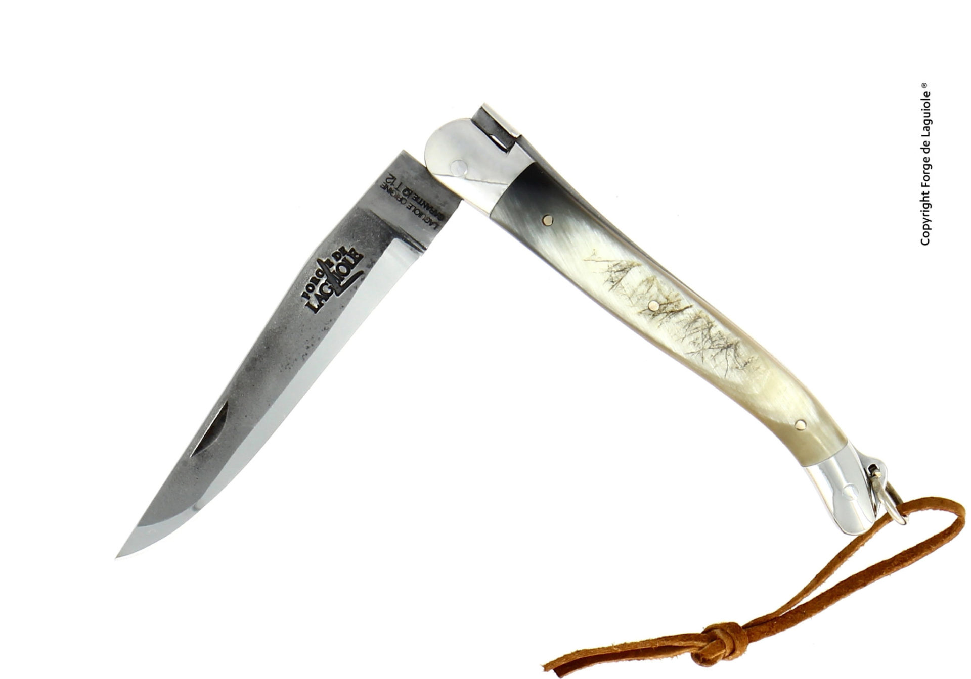 Aufgeklapptes Laguiole Taschenmesser mit Klinge aus Edelstahl, Griff aus Horn und einer braunen Lederschlaufe am Griffende