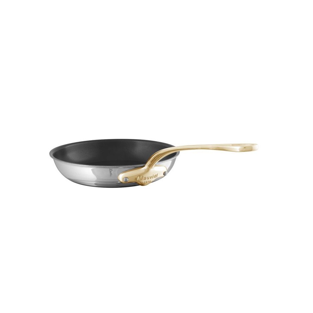 Mauviel Edelstahl Bratpfanne mit Antihaftbeschichtung und goldfarbenem Messinggriff, ideal zum Braten