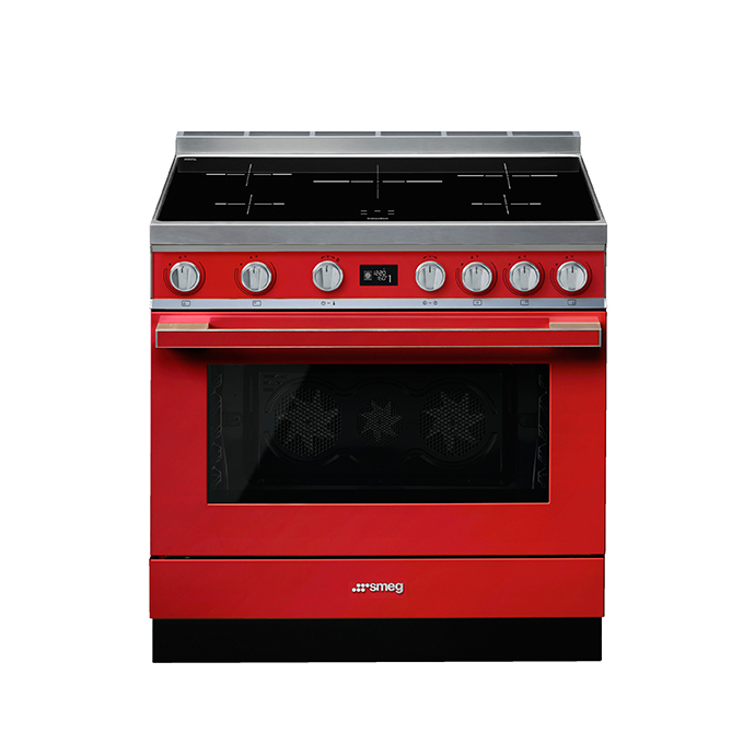 Roter Smeg Standherd mit Induktionskochfeld und großem Backofen, ideal für stilbewusstes Kochen