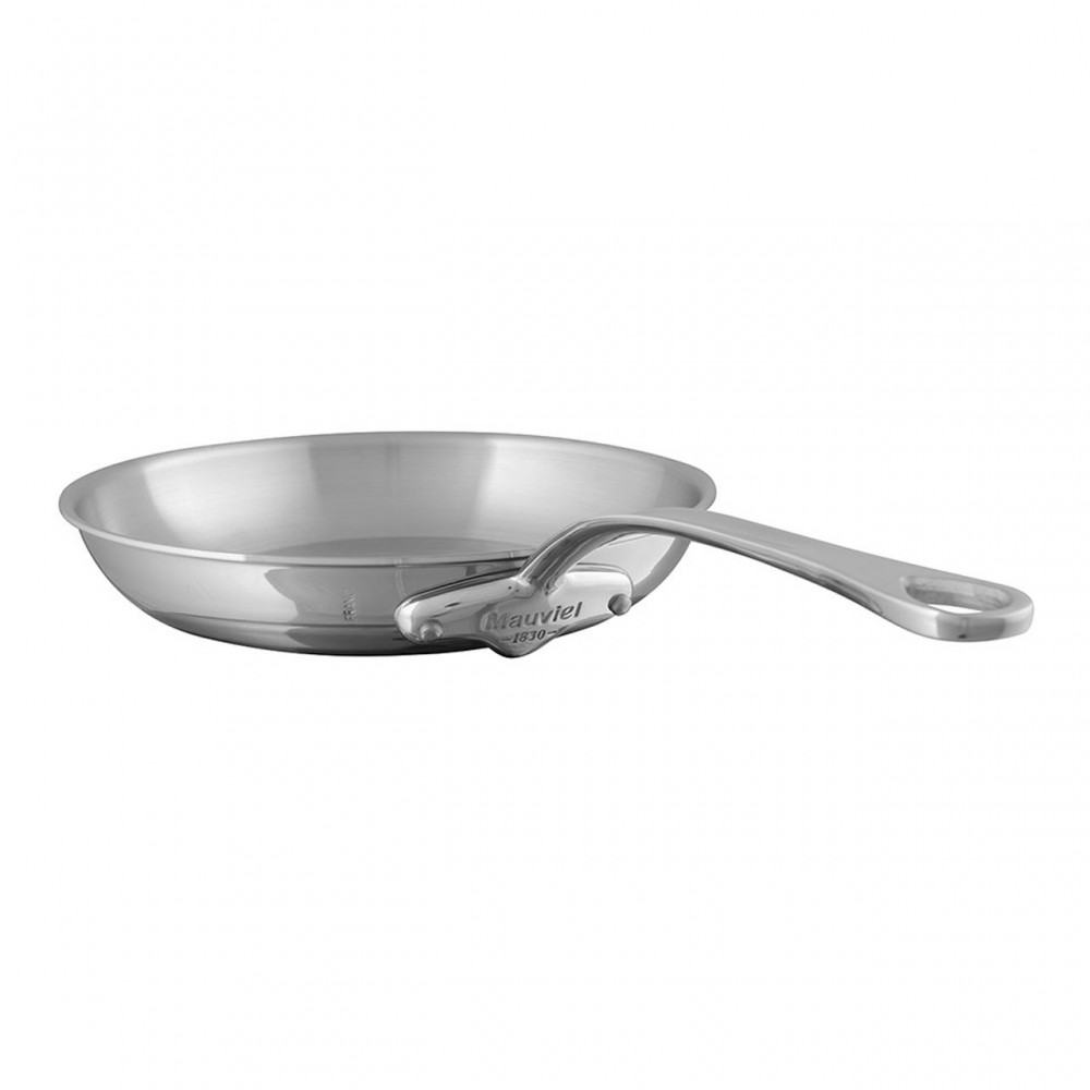 Silberne Edelstahlpfanne von Mauviel mit stabilem Griff, ideal zum Braten und Kochen