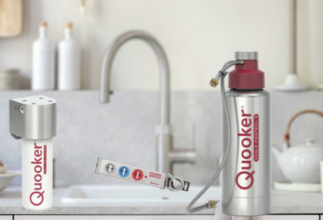 Quooker Komplettset mit Kochendwasserhahn, Filter und CO2-Zylinder auf moderner Küchenarbeitsplatte