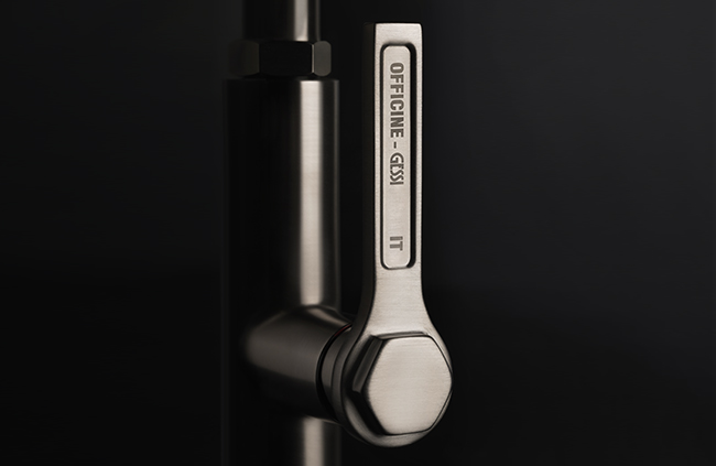 Detailaufnahme eines Bedienhebels aus Edelstahl von OFFICINE GESSI an einer Armatur, auf schwarzem Hintergrund