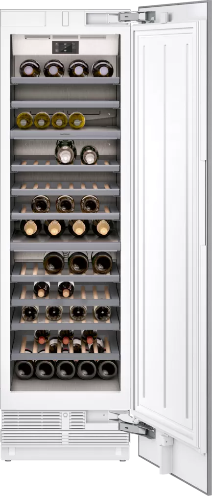 Ein geöffneter, weißer Einbau-Weinkühlschrank mit mehreren Regalen, gefüllt mit verschiedenen Weinflaschen, ideal zur Lagerung edler Weine.