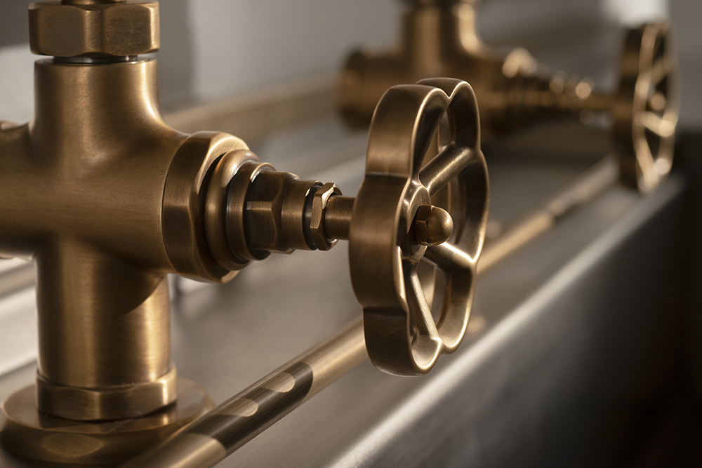 Detailansicht eines modernen Heizungsventils aus Messing mit Drehrad, ideal für Sanitär- und Heizungsinstallationen