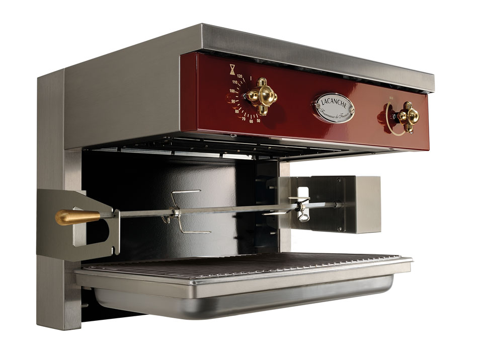 Hochwertiger Lacanche Grill mit roter Front, Drehspieß und Edelstahlgehäuse, ideal für vielseitige Zubereitung von Speisen in der Küche