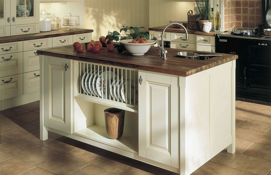 Moderne Kücheninsel im Landhausstil mit Holzarbeitsplatte, Spüle, Obstschale, Geschirrablage und Stauraum