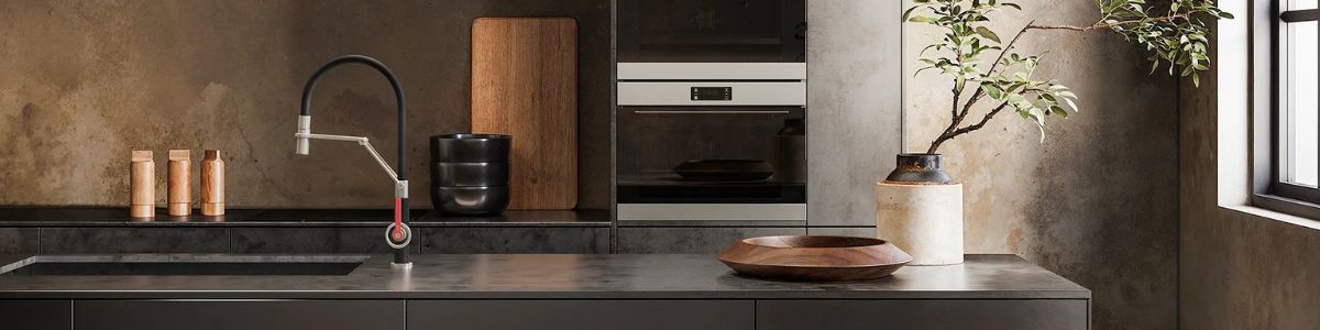 Moderne Kücheneinrichtung mit Wasserhahn, Holzaccessoires und Pflanzen, elegante Arbeitsfläche