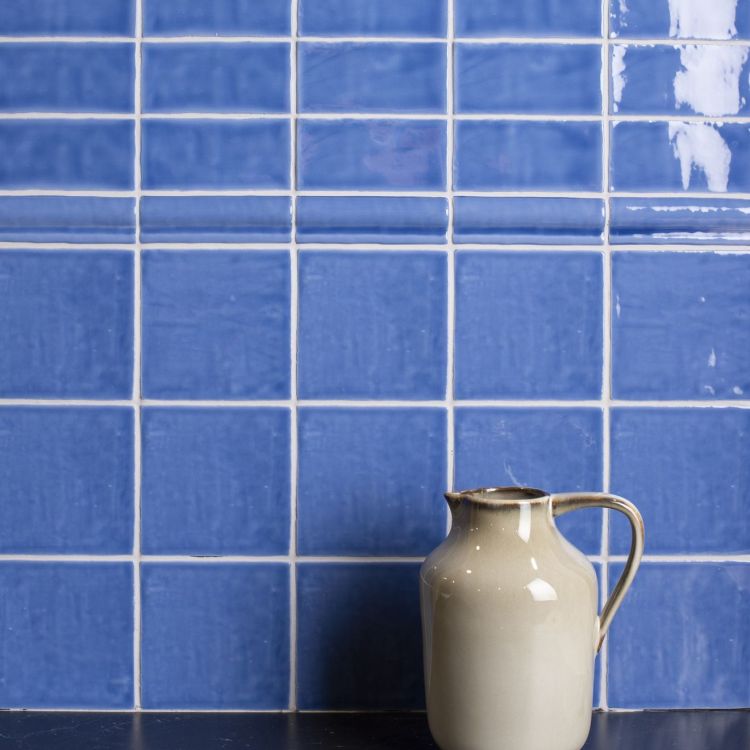 Blaue Keramikfliese Cosmopolitan Agapanthus HALF TILE