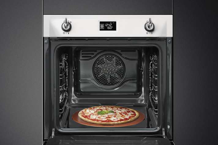 Offener Backofen mit gebackener Pizza auf einem Pizzastein und digitaler Temperaturanzeige