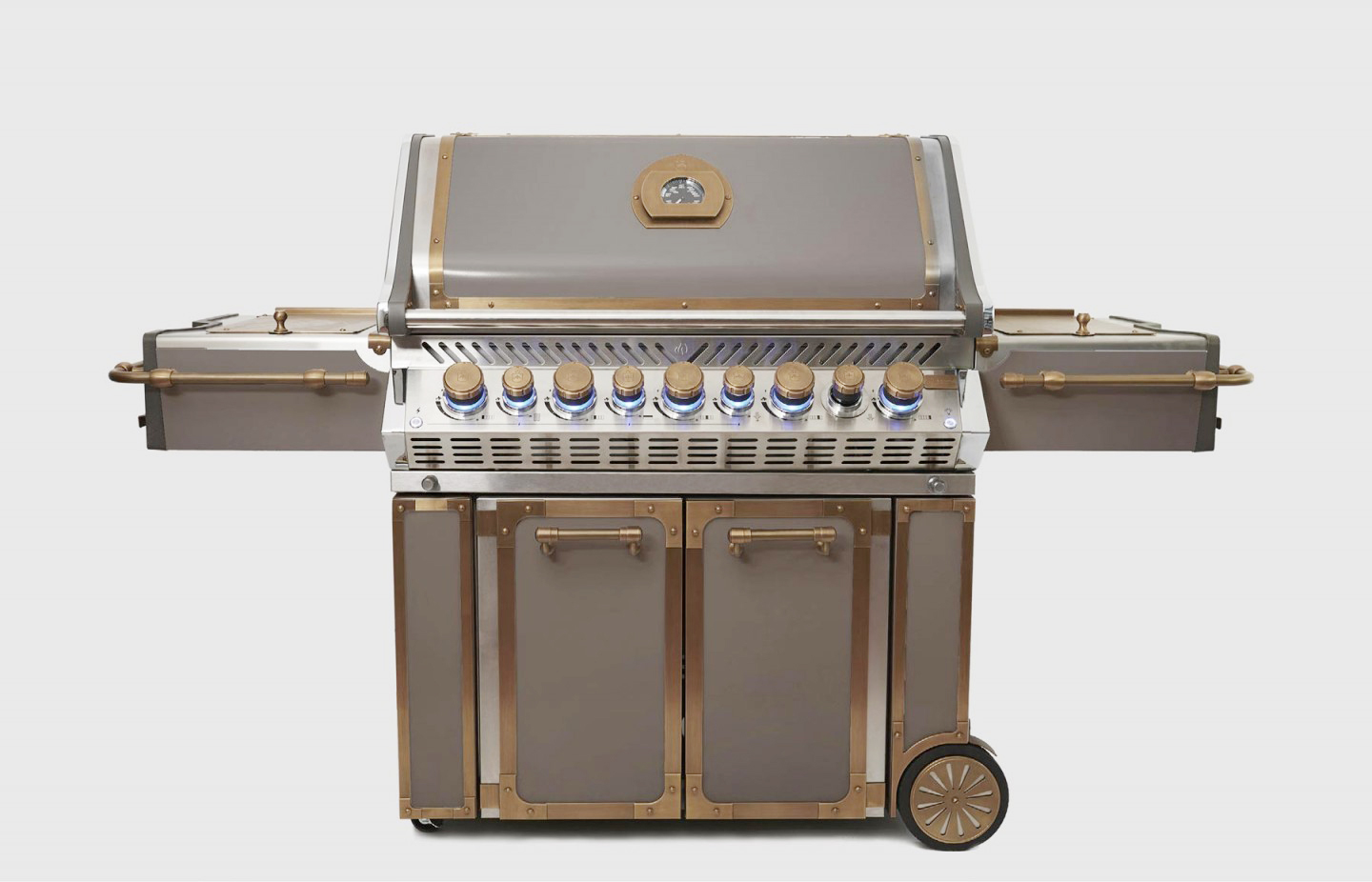 Hochwertiger Gasgrill aus Edelstahl mit sieben Reglern, Seitentischen und goldenen Griffen, ideal für Outdoor-Kochen