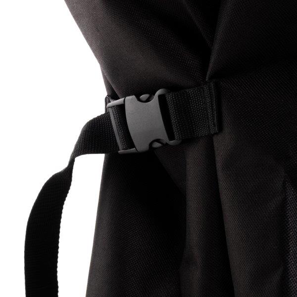 Nahaufnahme eines schwarzen Gurtes mit Klickverschluss an einer schwarzen Tasche