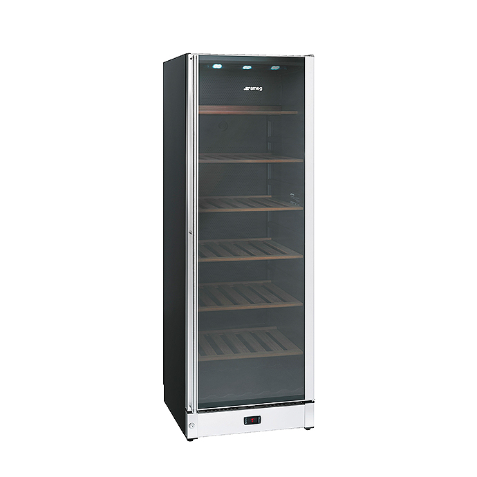 Hoher Smeg Weinkühlschrank mit Glastür, sechs Holzregalen und digitaler Temperaturanzeige für optimale Weinlagerung