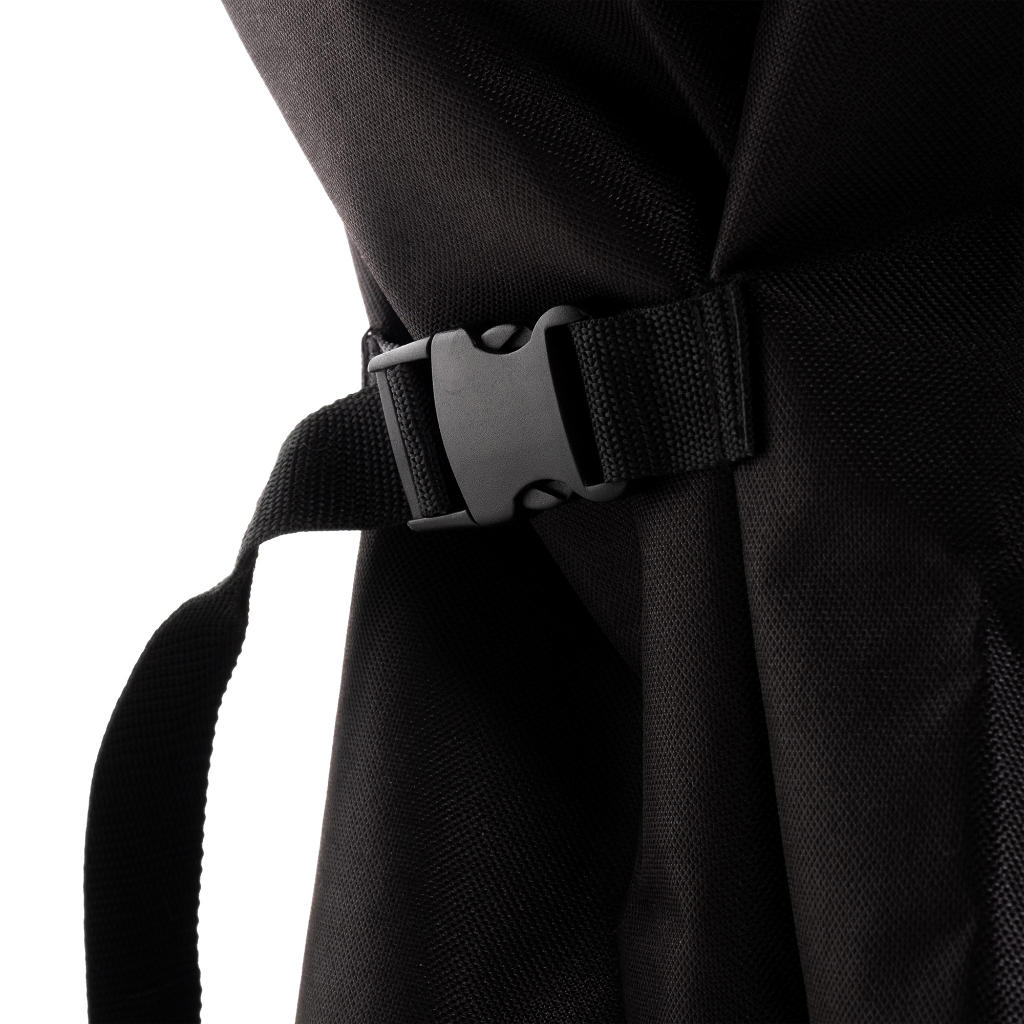 Nahaufnahme eines schwarzen Kunststoff-Steckverschlusses mit Gurtband an einem schwarzen Rucksack
