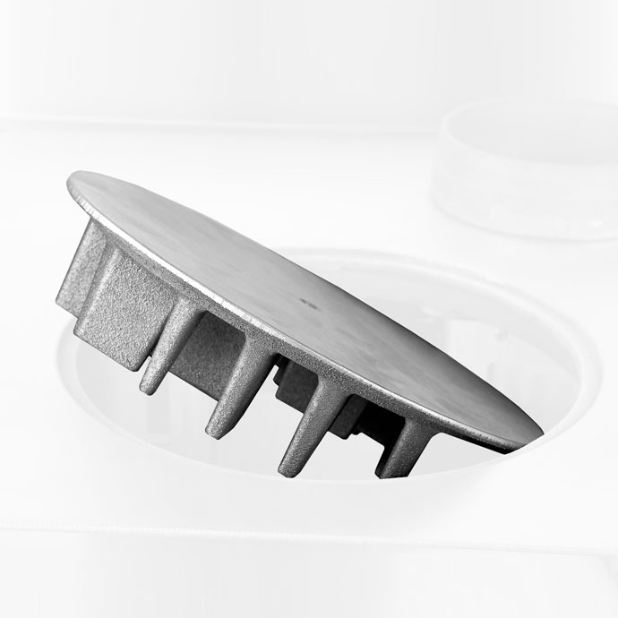 Metallabdeckung für Abwasserbehälter, teilweise geöffnet, silberfarben und robust konstruiert