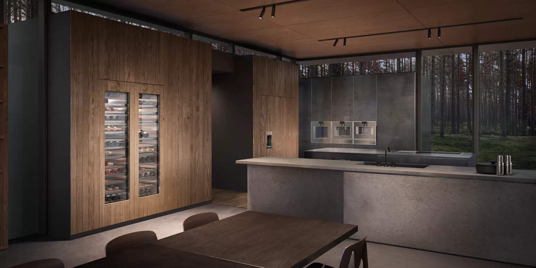 Hochwertige, moderne Küche mit Holzverkleidung, integriertem Weinkühlschrank und Ausblick in einen Wald durch große Fenster