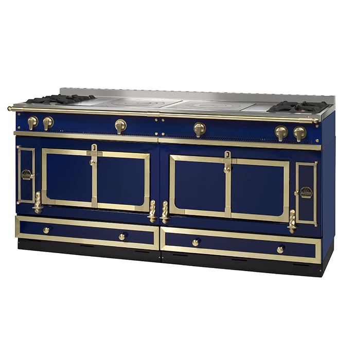 Großer, luxuriöser Herd in Blau mit goldfarbenen Details und mehreren Kochplatten sowie Backofen, ideal für anspruchsvolle Küchen