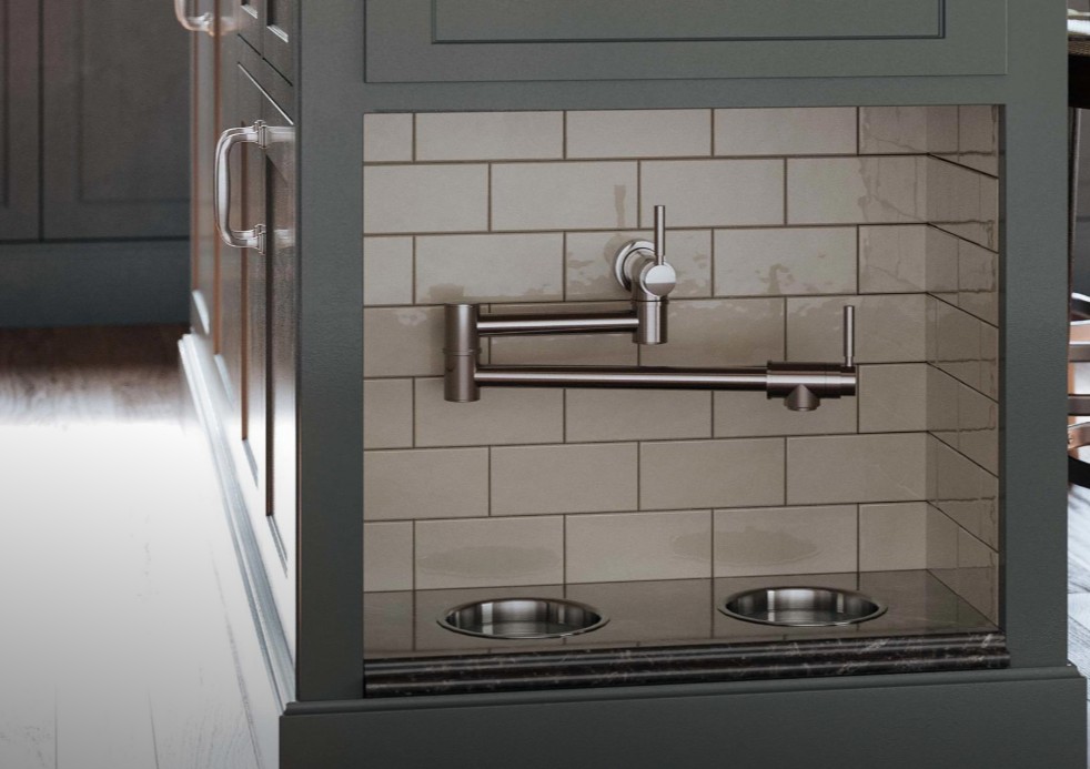 Langbourn Pot-Filler/Armstrong 4599 von Perrin & Rowe: schwenkbare Wand-Armatur über Kochfeldnische mit Metrofliesen; befüllt Töpfe direkt am Herd, edles Nickel-Finish, platzsparendes Doppelgelenk.