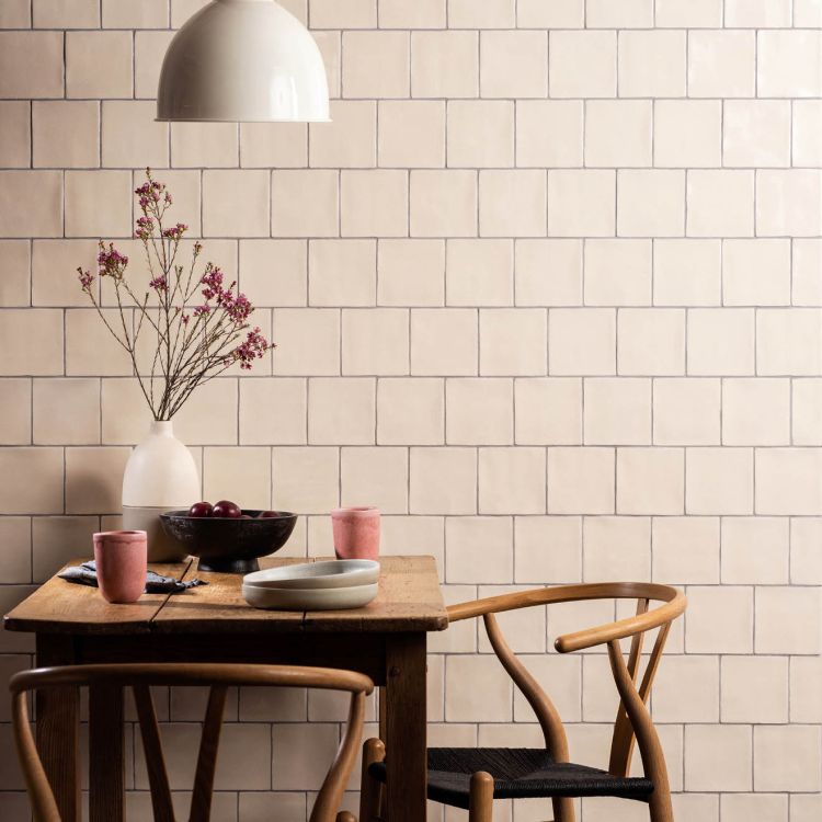 Matte beige Wandfliesen, skandinavischer Essplatz