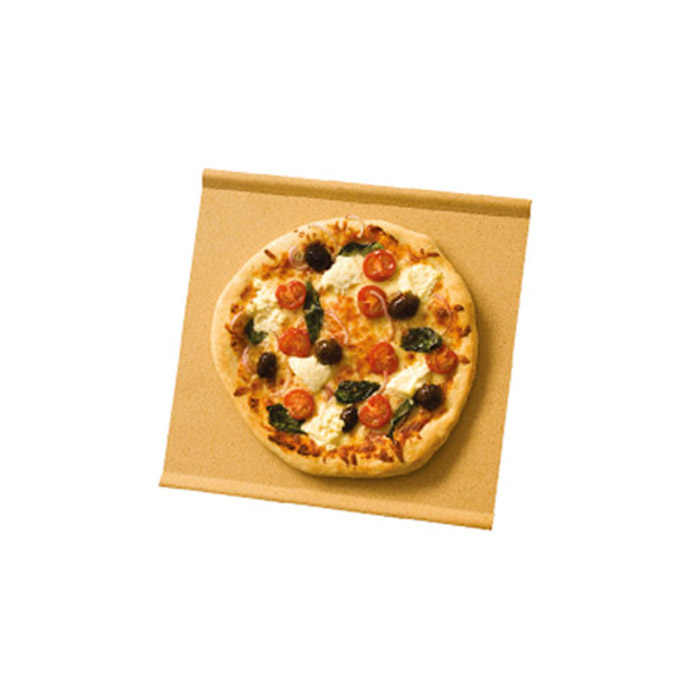 Frische Pizza mit Tomaten, Oliven und Käse auf einer Holz-Pizzaschaufel