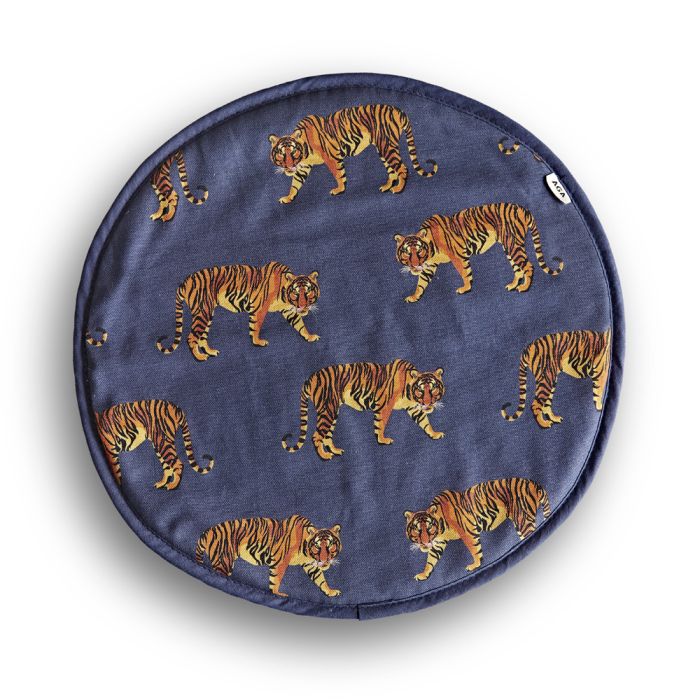 Weiches rundes Kissen mit mehreren aufgedruckten Tigern auf blauem Stoff, perfekt als Sitzpolster oder Dekoration