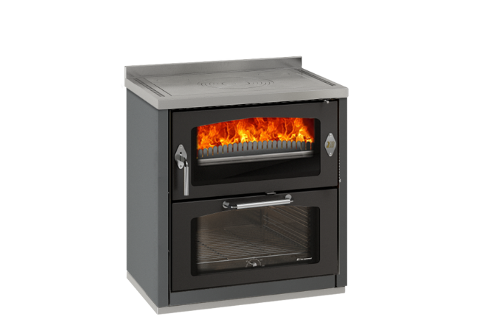 Moderner Holzherd mit sichtbarem Feuerraum und Backofen, geeignet zum Kochen und Backen