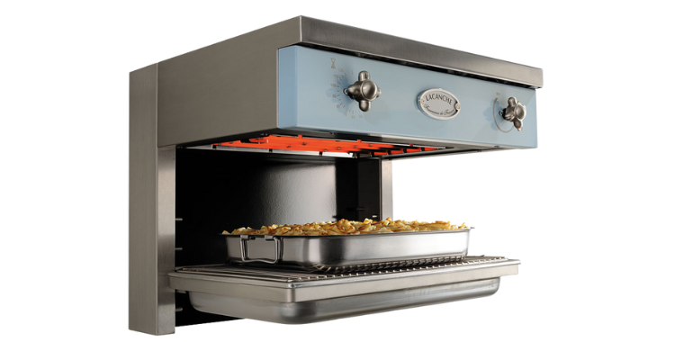 Salamander Grill von Lacanche aus Edelstahl mit blauer Front und Auflauf unter der Grillheizung