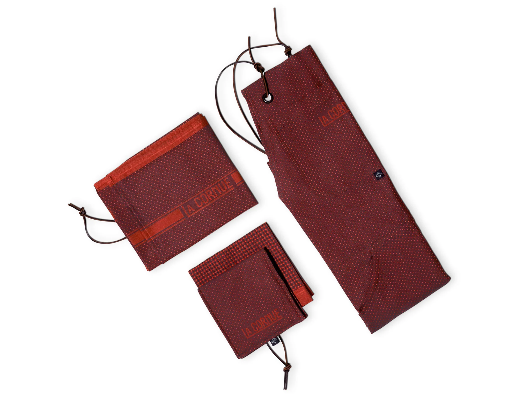 Set aus bordeauxroter Schürze, Geschirrtuch und Topflappen von La Cornue, stilvoll gemustert und mit Lederschnüren