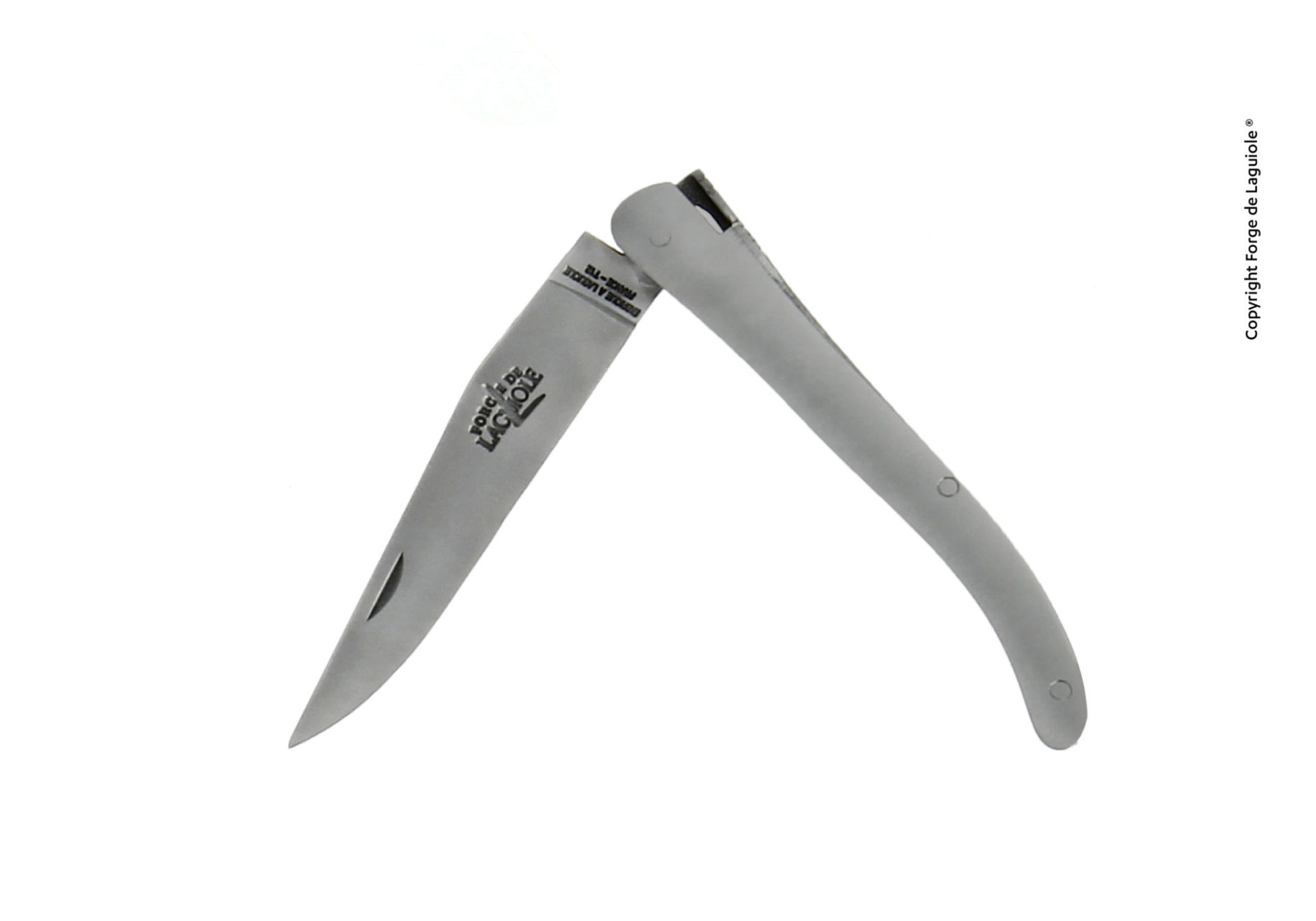 Elegantes Laguiole Taschenmesser aus Edelstahl, teilweise geöffnet, handgefertigtes Klappmesser von Forge de Laguiole