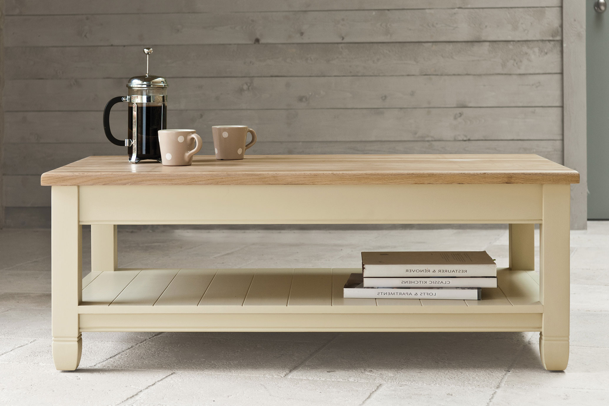 Holz-Couchtisch in Creme mit Eichenplatte, Kaffeetassen, French Press und Büchern als Dekoration