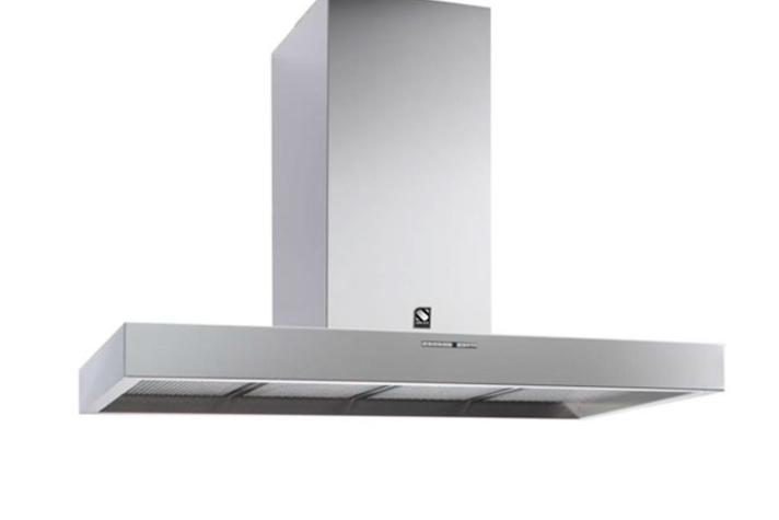 Edelstahl-Dunstabzugshaube in schlichtem, modernem Design zur Wandmontage in der Küche