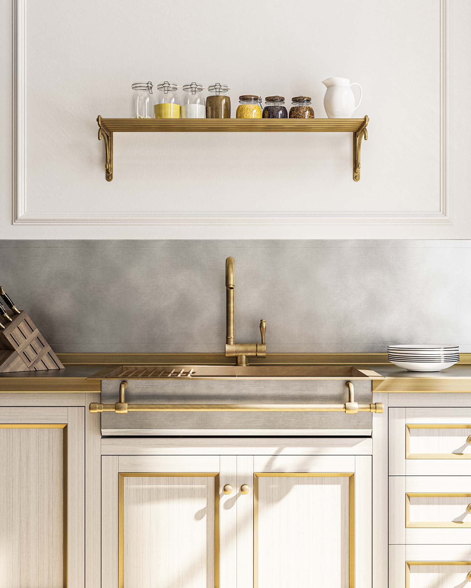 Helle Küche mit goldenen Wasserhähnen, Holzfronten, Wandregal mit Gläsern und weißem Krug, sowie modernen Tellern auf der Arbeitsplatte