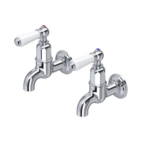 Zweier-Set Wand-Wasserhähne in Chrom mit weißen Keramikhebeln, Markierung für Warm- (rot) und Kaltwasser (blau); klassische Retro-Armatur für Bad oder Küche