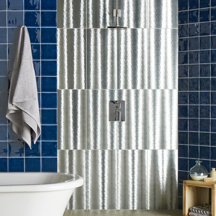 Moderne Dusche mit 3D Silberfliesen und blauen Kacheln