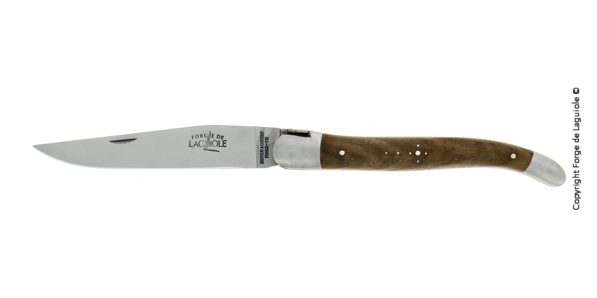 Hochwertiges Taschenmesser von Forge de Laguiole mit Holzgriff und polierter Edelstahlklinge, seitlich aufgenommen