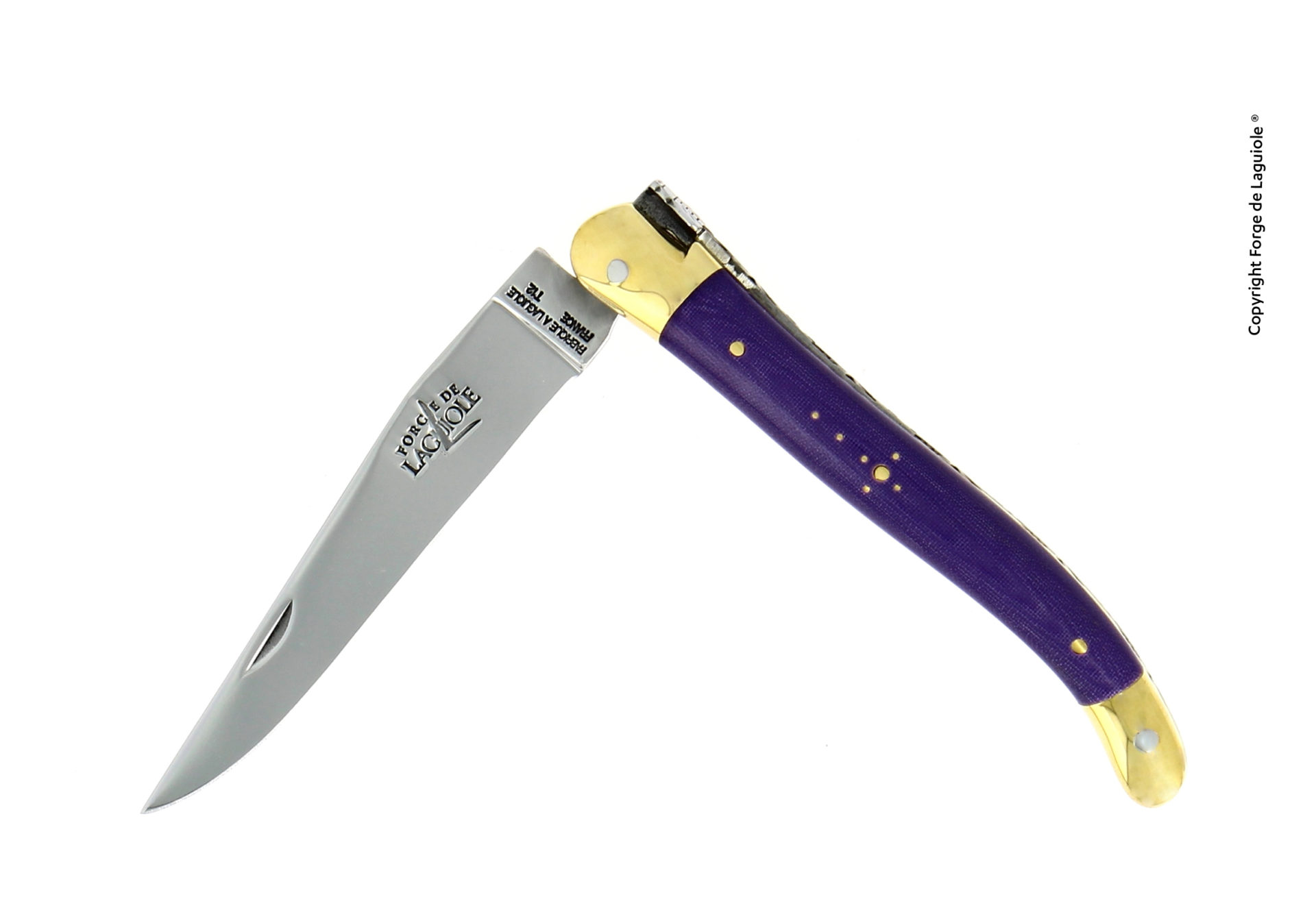 Aufgeklapptes Laguiole Taschenmesser mit lila Griff, silberner Klinge und goldfarbenen Beschlägen, seitlich auf weißem Hintergrund