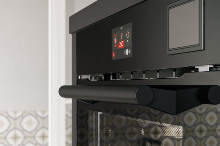 Detailansicht eines modernen schwarzen Einbau-Backofens mit Digitaldisplay und Temperaturanzeige in einer stilvollen Küche